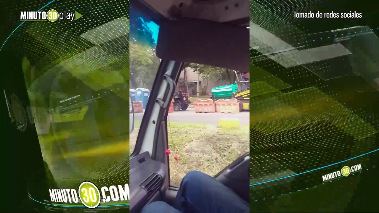 conductor tumba las vallas en el sur por lentitud y cierres en la obra