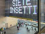 Il video della scritta «Siete insetti» comparsa sul tabellone delle partenze nelle stazioni di Roma e Milano