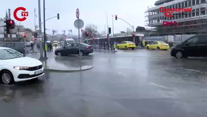 Sağanak etkili oluyor... Eminönü'nde yollar suyla doldu!
