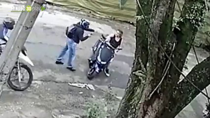VIDEO Con pistola quién dice que no Quedó registrado como le robaron una moto a una mujer en Villa Nueva