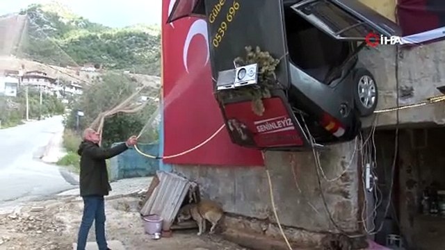 Bu görüntü yok artık dedirtti! Otomobilini evinin duvarına astı! “2 yıl garanti kesinlikle 2 yıl duracak” “Arabayı astım ya, ikimiz de kurtulduk”