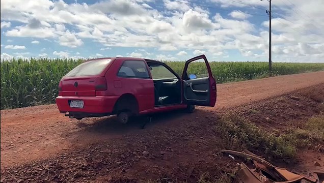 Gol furtado é encontrado depenado em estrada rural na BR-369