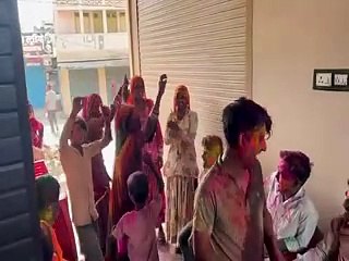 सड़कों से गुजरी मस्तानों की टोली, जमकर खेली होली