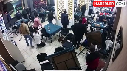 Diyarbakır'da Silahlı Kavga: 2 Yaralı, Kıraathanede Panik Anları Kamerada