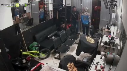 Están alborotados Robaron al trabajador de una barbería en Boston