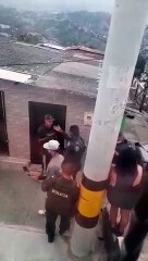 24-04-2021 Policías y ciudadanos se cascaron en plena Comuna 13 de Medellín