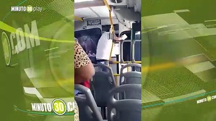 Ahí sí corre descarado Se montó a un bus, golpeó al chofer y le robó el producido