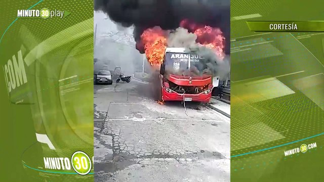 Se prendió Incinerado quedó un bus en plena calle de Santa Cruz