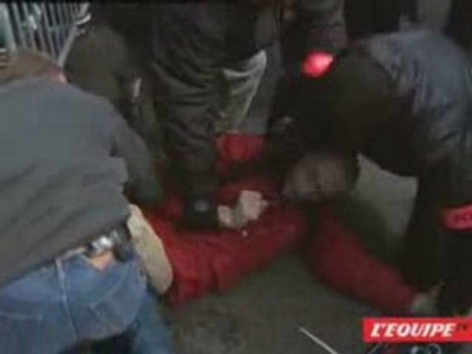 flamme olympique: des manifestants se font defoncer