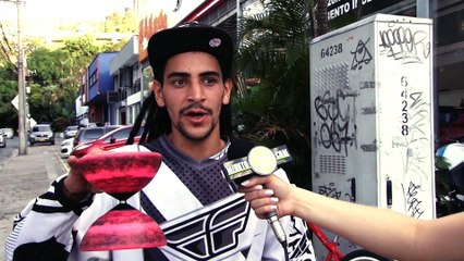 19-12-17 Con el diablo rojo asi se gana Robert la vida en los semaforos de Medellin