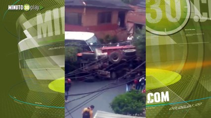 Volqueta cargada de piedras se volcó esta mañana en Granizal