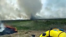 Torbellino sorprende a bomberos mientras combaten incendio forestal en Los Chiles