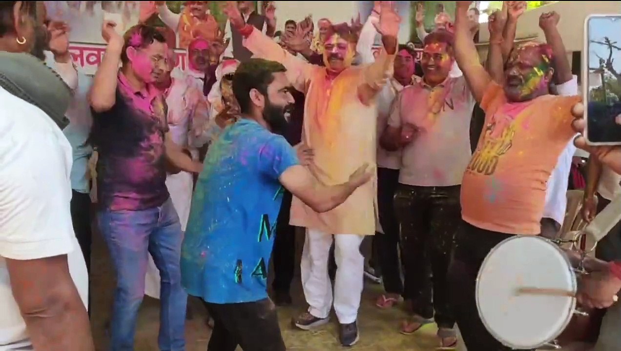 होली पर टीकाराम जूली और मंत्री संजय शर्मा ने जमकर किया डांस, देखें वीडियो