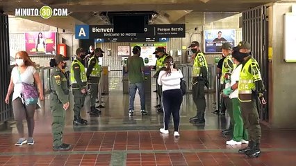 Video Así fueron los operativos de la policía en el metro, para controlar la covid-19