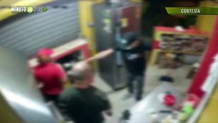 Video Le dio tiempo hasta de recoger un billete Se llevó todo el producido de un local en Campo Valdés