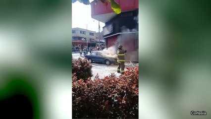 20-06-17-vehiculo-incendiado-calle-colombia