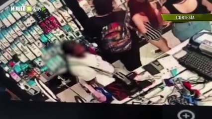 Esta doña se robó un celular de plástico en un centro comercial de Bello