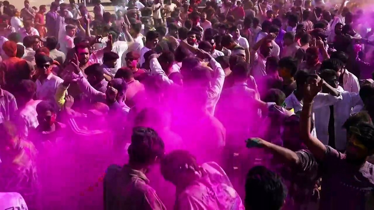 Indiens et Népalais célèbrent Holi, la fête des couleurs du printemps hindou