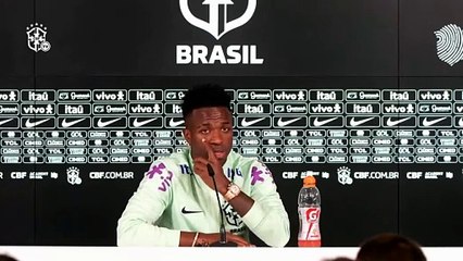 Tải video: Las lágrimas de impotencia de Vinicius Júnior por los insultos racistas en los campos de fútbol