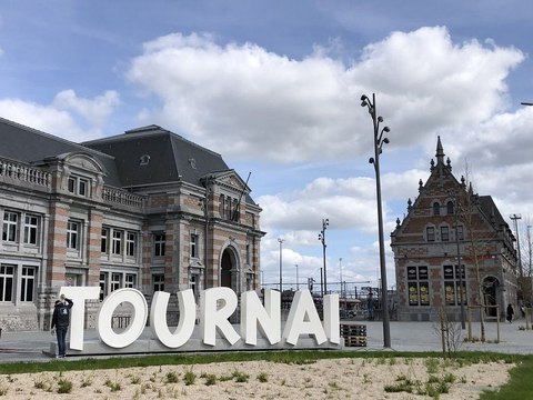 Tournai en lettres XXL devant la gare et l'hôtel de ville