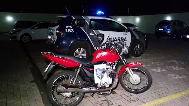 Sem CNH, jovem é detido ao fugir pela contramão após ser flagrado fazendo racha de moto no centro