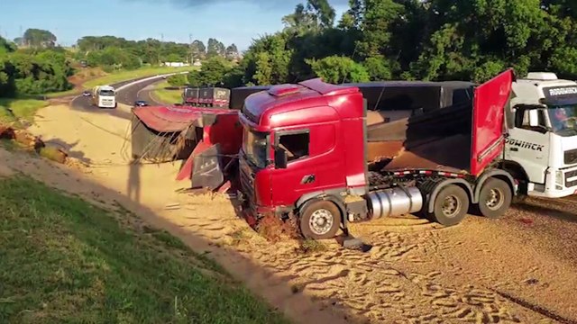 Carreta carregada com grãos tomba e interdita pista na rodovia PRc-467, próximo ao viaduto da Jacarezinho