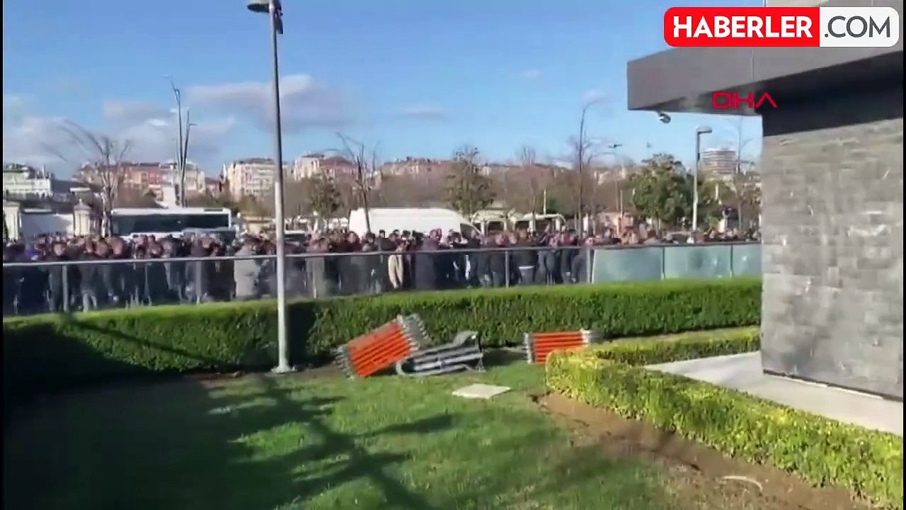 Yüzde 28 zammı yetersiz bulan taksiciler, UKOME toplantısının yapıldığı salonu taş yağmuruna tuttu