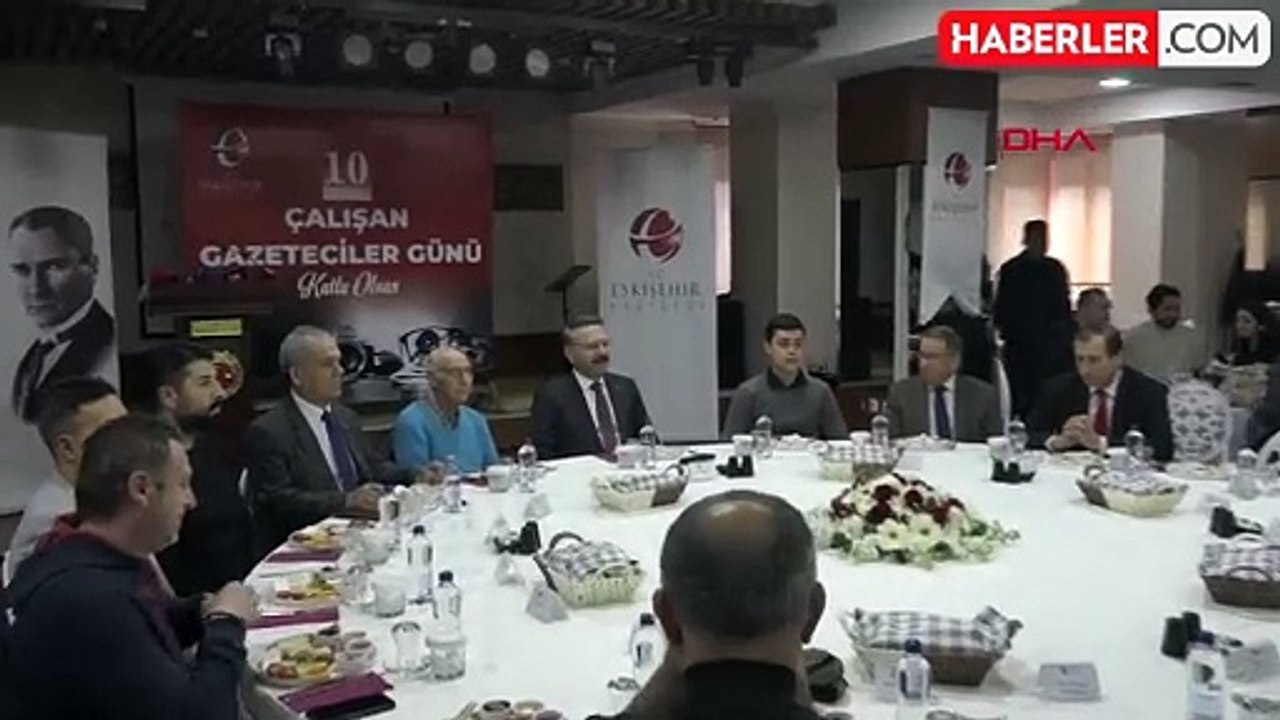 Eskişehir Valisi Hüseyin Aksoy, 72 yıllık gazeteciye teşekkür belgesi verdi