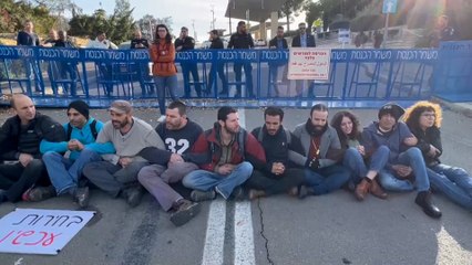 "Elecciones ahora": manifestantes claman contra el Gobierno de Netanyahu frente al Parlamento de Israel