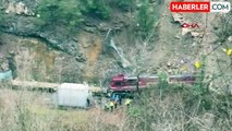 Zonguldak-Karabük arasında meydana gelen heyelan sonucu raydan çıkan yük treni tekrar demir yoluna indirildi