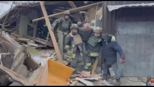 Ucraina, un uomo estratto vivo dalle macerie nella regione di Kharkiv