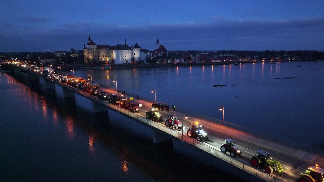 Bauern blockieren Straßen bundesweit
