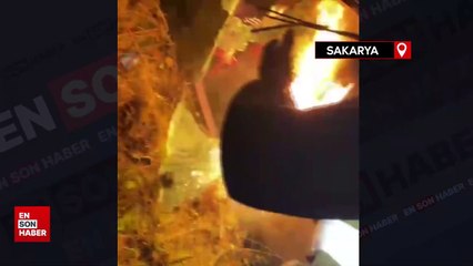 Sakarya'da yanan otomobilde sıkışan sürücüyü tır şoförü kurtardı