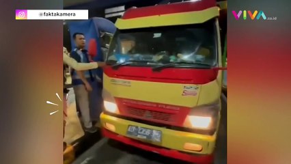 Aksi Polisi Cegat Truk Muatan Ratusan Anjing di Semarang