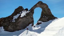 Candide Thovex saute à ski à travers l'Aiguille percée
