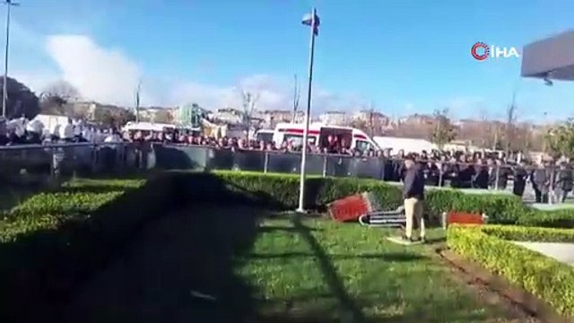 İstanbul'da taksicilerden tepki: UKOME binasına taş fırlattılar