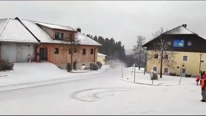 Une voiture de rallye tombe dans une piscine