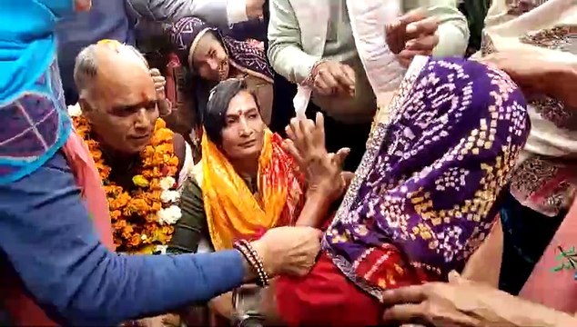 मंत्री ने मां का लिया आशीर्वाद तो उपहार में मिले एक लाख