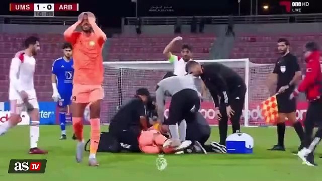 Futbolista se desploma en pleno partido