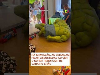 Hulk assusta crianças ao tropeçar e cair em festa infantil no RJ #shorts