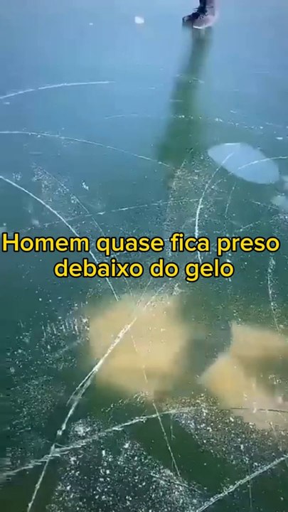 Homem quase fica preso embaixo do gelo