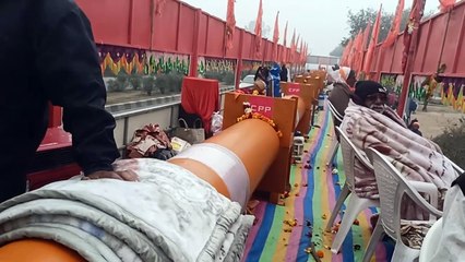 अयोध्या ले जाई जा रही 108 फुटी अगरबत्ती...स्वागत को उमड़े लोग