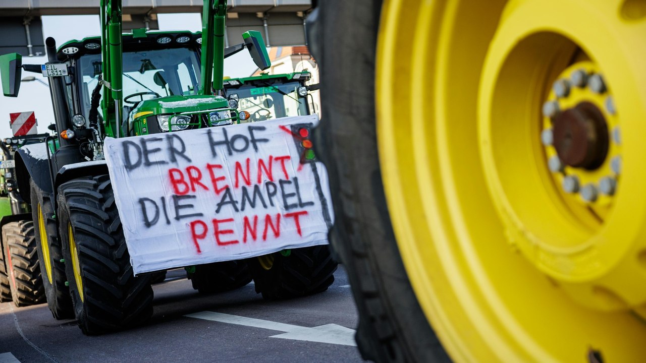 Bauern blockieren bundesweit Straßen und Städte