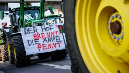 Bauern blockieren bundesweit Straßen und Städte