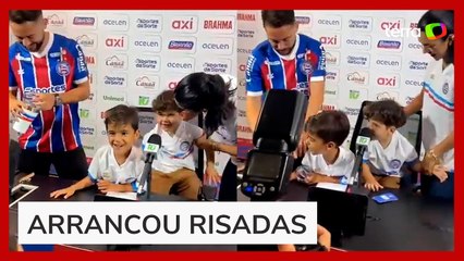 Filho de Everton Ribeiro puxa hino do Flamengo em apresentação do pai no Bahia