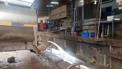 हज़ारो लीटर मिलावटी दूध को नाली में बहाया, देखे वीडियो