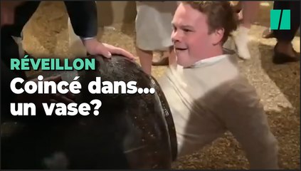 Vous avez passé un meilleur réveillon que cet homme (et ce vase)