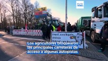 Los agricultores alemanes bloquean las principales autopistas con tractores en protesta por la supresión de la exención fiscal al diésel