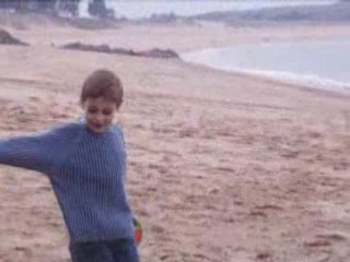 Le Petit joue avec un petit