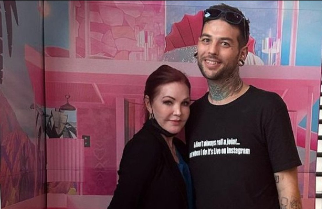 Filho brasileiro de Priscilla Presley desabafa sobre luta contra o vício: 'Minha mãe me ajudava a fazer tudo'